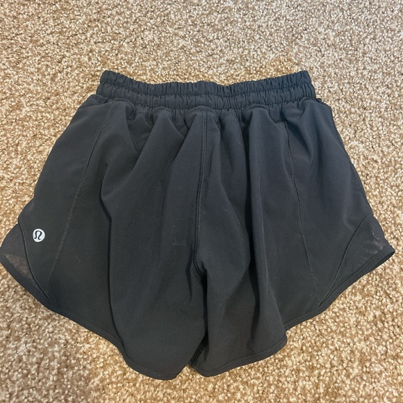 Lululemon Hotty Hot Low-Rise Lined Short 4” Black size 2 - Picture 2 of 3
